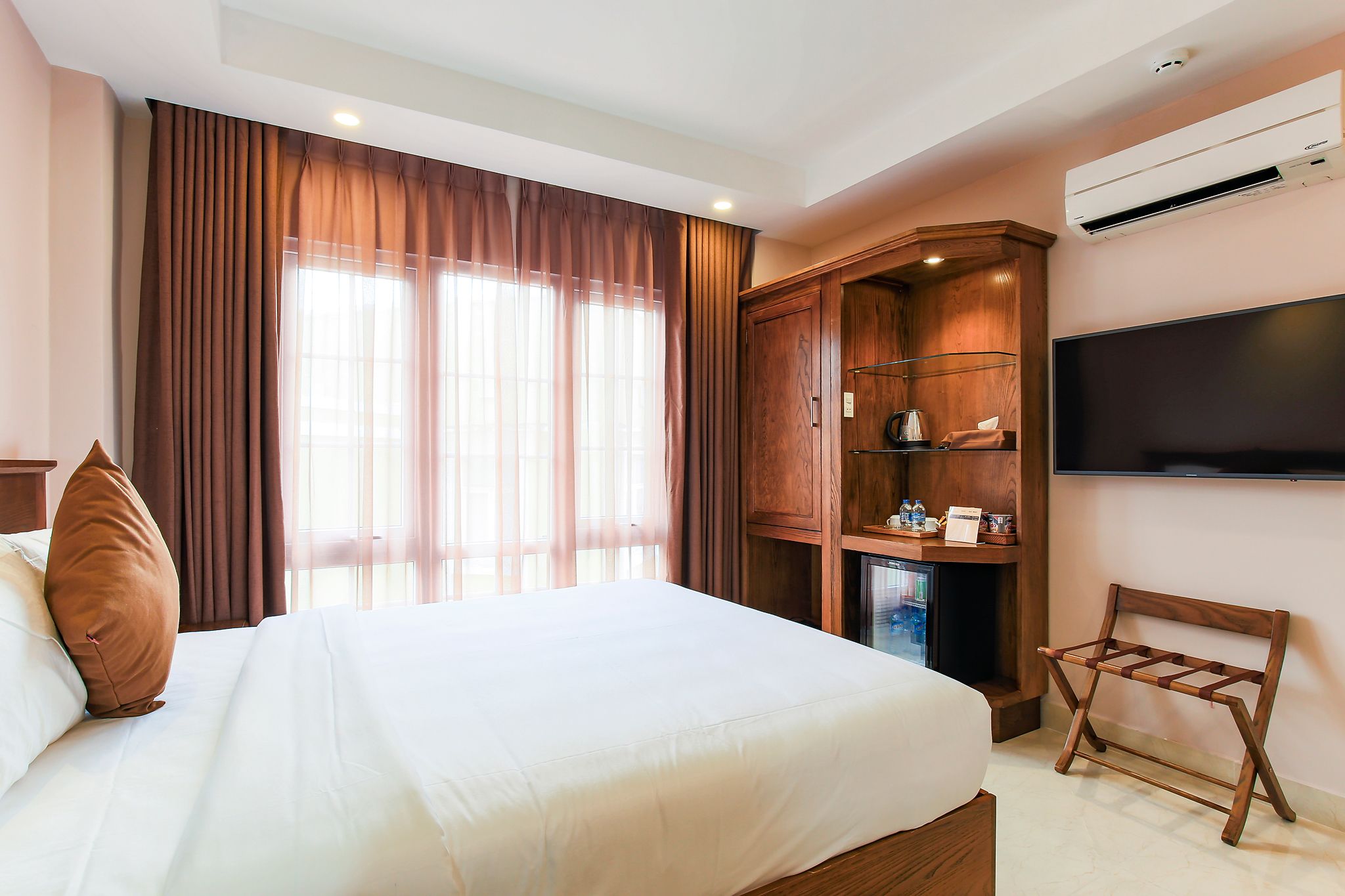 deluxe double room | minibar, in-room safe, desk, soundproofing