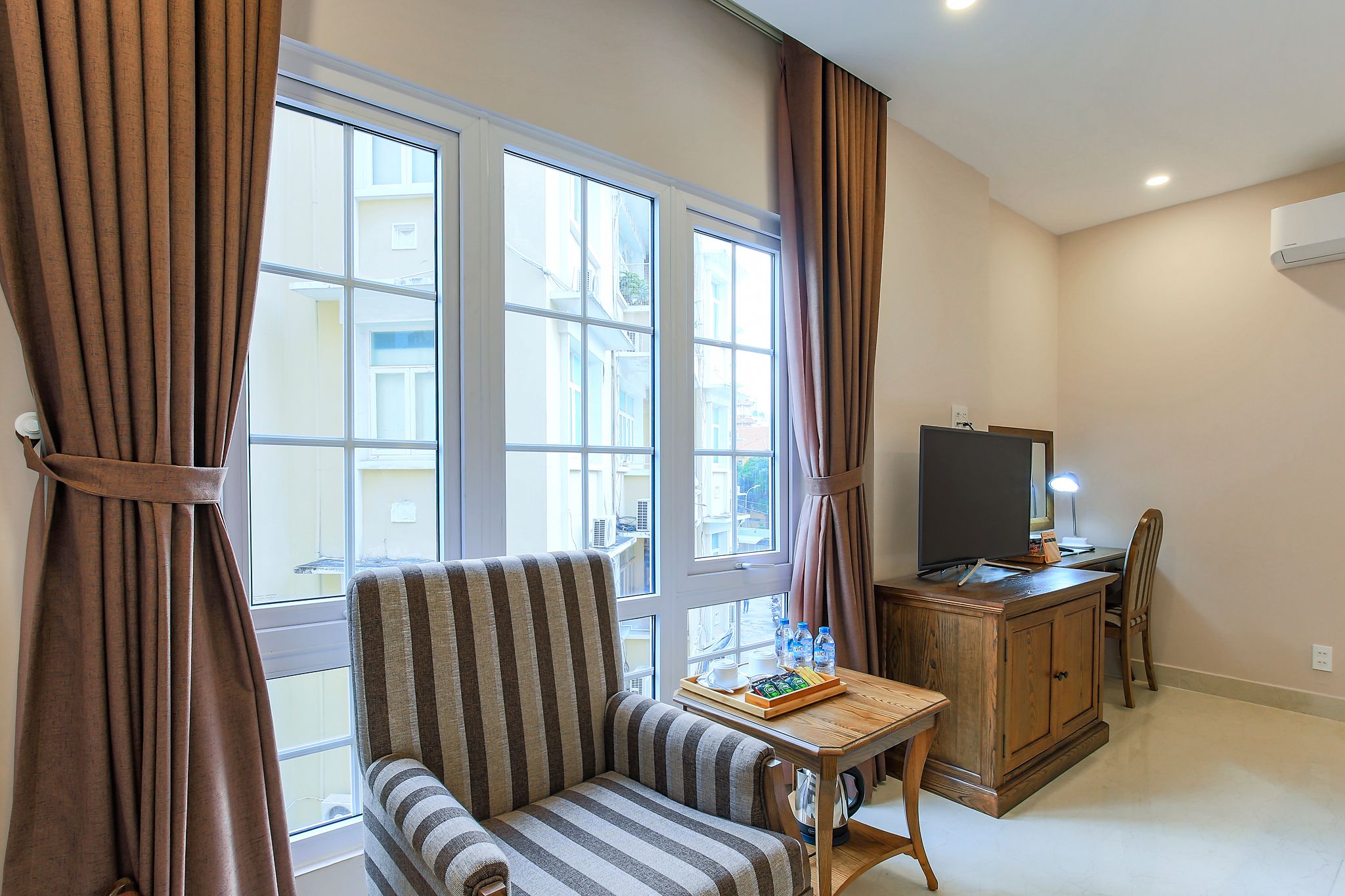 deluxe triple room | minibar, in-room safe, desk, soundproofing