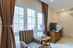 Deluxe Triple Room | Minibar, in-room safe, desk, soundproofing - Hoang Lan Hotel (Ho Chi Minh City)