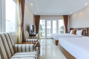 Family Room | Minibar, in-room safe, desk, soundproofing - Hoang Lan Hotel (Ho Chi Minh City)