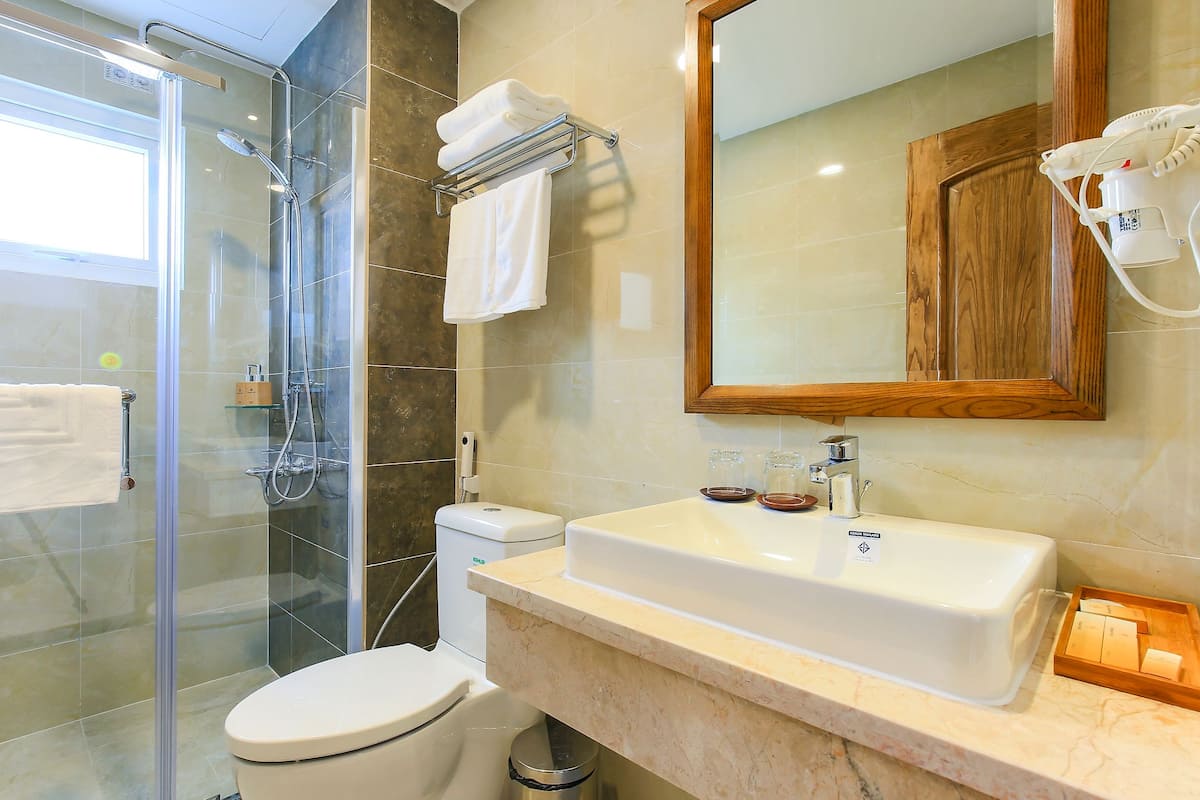 deluxe double room | bathroom | shower, free toiletries, hair dryer, slippers