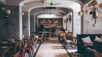 2 間餐廳;供應早餐、午餐、晚餐;泰國菜