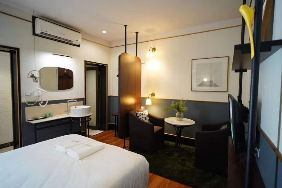 In-room safe, desk, blackout curtains, free WiFi