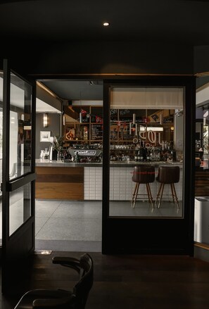 2 间餐厅，供应早餐、午餐和晚餐，泰国菜