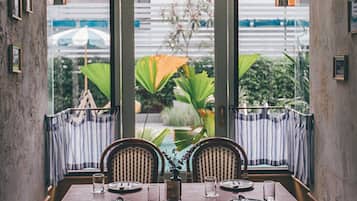 2 間餐廳;供應早餐、午餐、晚餐;泰國菜