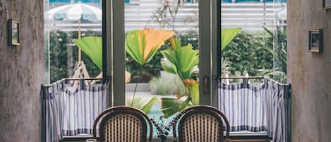2 restaurants, breakfast, lunch, dinner served; Thai cuisine