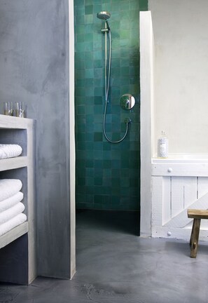 Apartment, 2 Bedrooms, Balcony | Bathroom shower - Bed & Bergen (Bergen)
