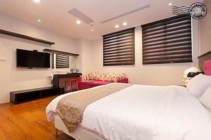 Habitación Deluxe doble (Extra Bed Available) | Ropa de cama de alta calidad, escritorio, cortinas opacas y wifi gratis