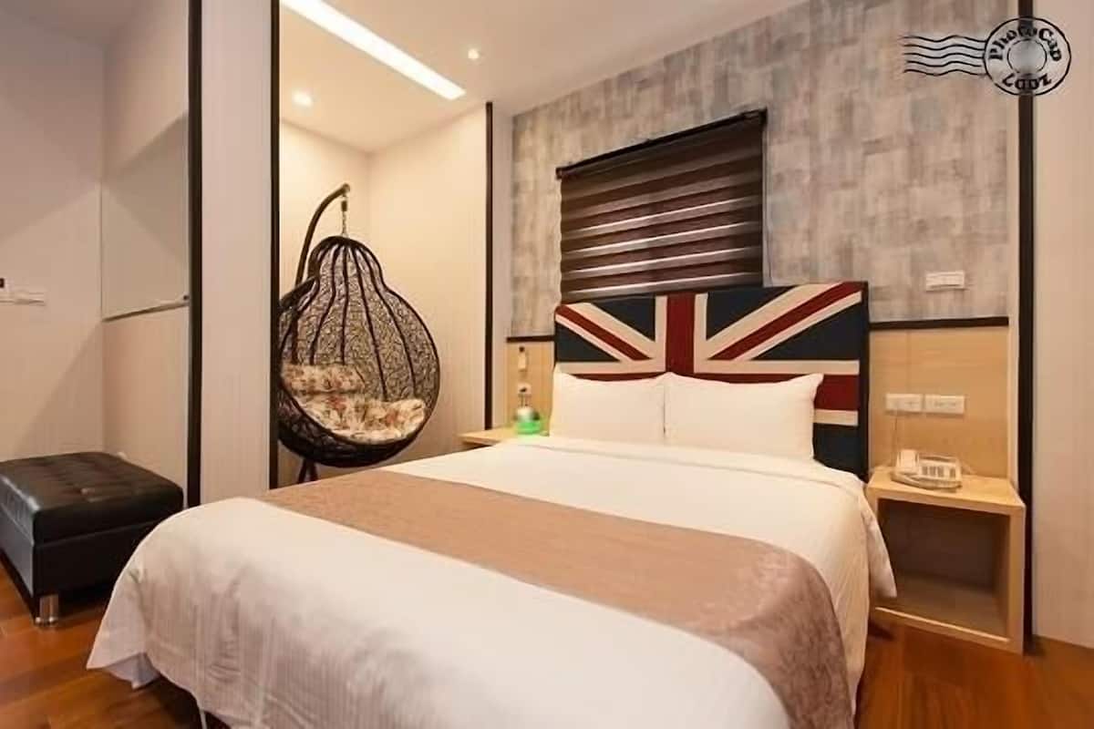 Premium bedding, desk, blackout drapes, free WiFi