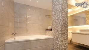 Deluxe Double Room, Hot Tub | Bathroom - Dong Chuan Hot Springs Hall (Jiaoxi)