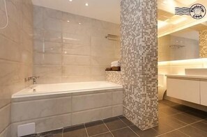 デラックス ダブルルーム スパ浴槽 | バスルーム | バスアメニティ (無料)、ヘアドライヤー、スリッパ、タオル