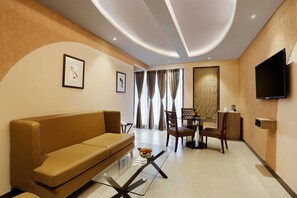 Junior-Suite, Mehrere Betten, barrierefrei | Wohnbereich | Flachbildfernseher