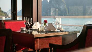 供应早餐、午餐和晚餐,本地与国际菜