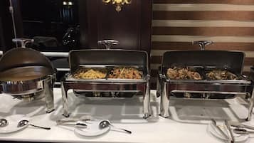 Se sirven desayunos, almuerzos y cenas; cocina local e internacional