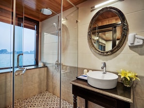Shower, free toiletries, hair dryer, slippers - Lan Ha Legend Cruise (Ha Long)