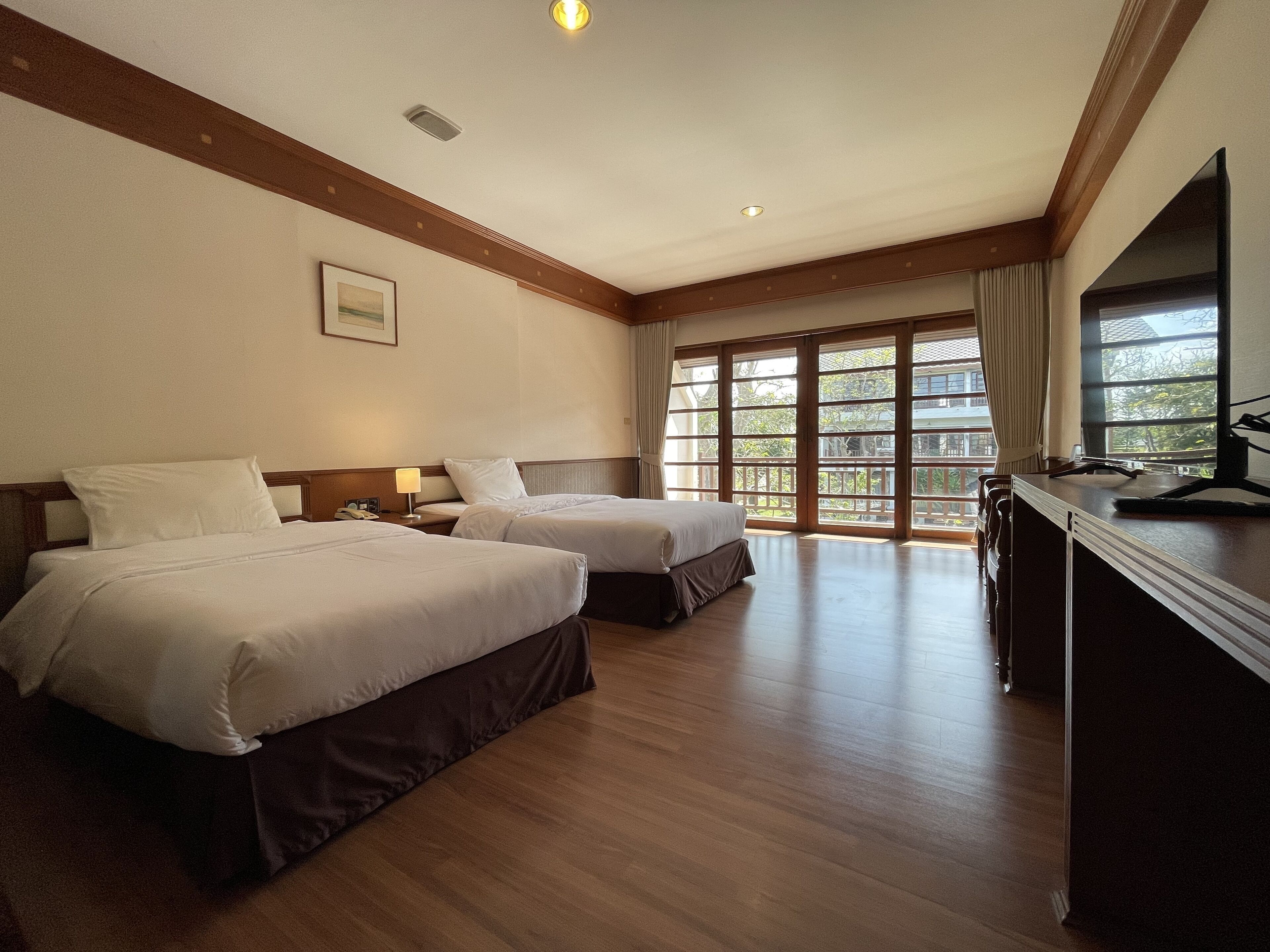 Minibar, escritorio, cortinas opacas y camas supletorias