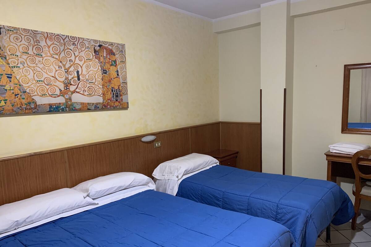 Quarto triplo | Escrivaninha, Wi-Fi de cortesia