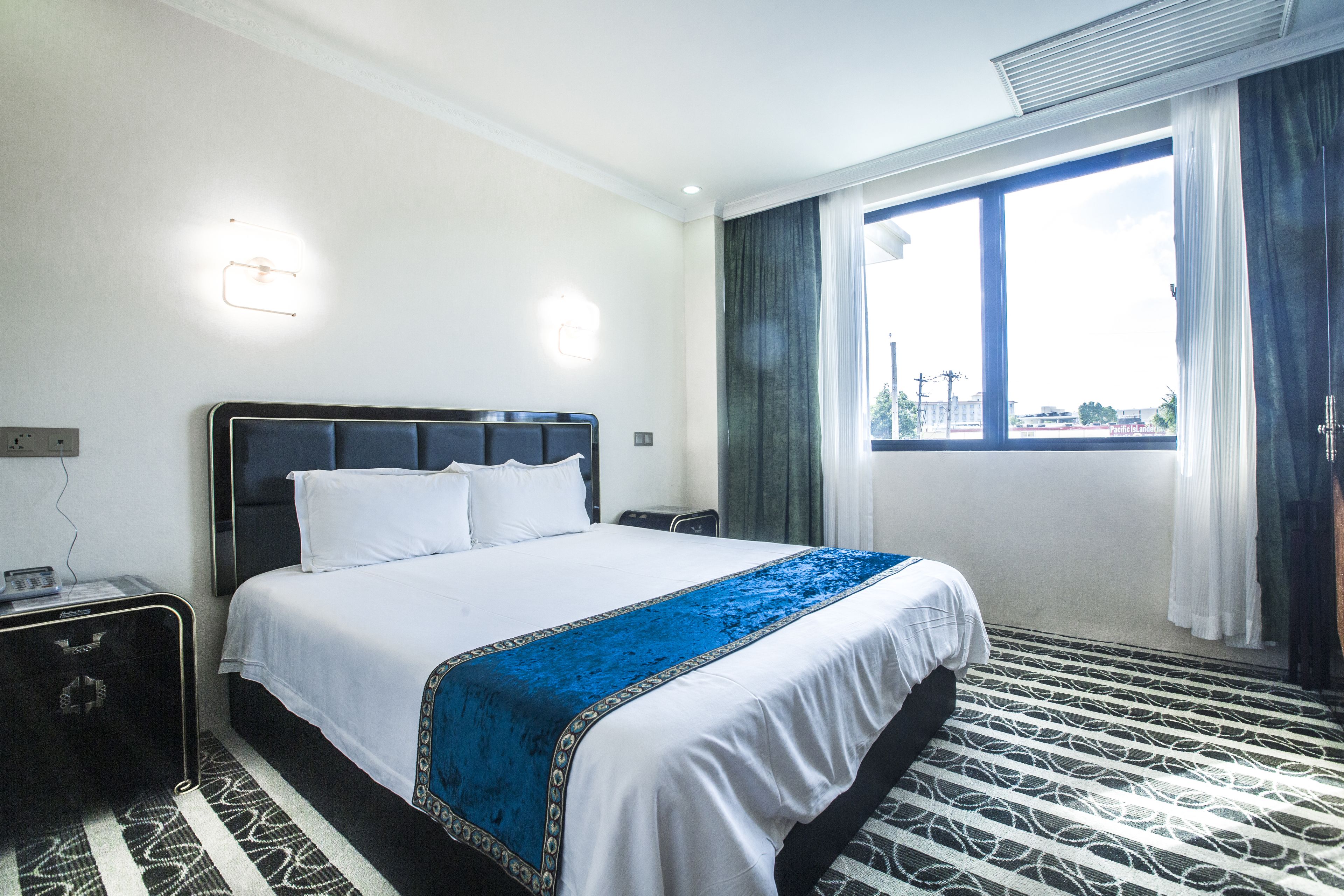 Standard Room, 1 King Bed | In-room safe, blackout drapes, soundproofing, free WiFi
