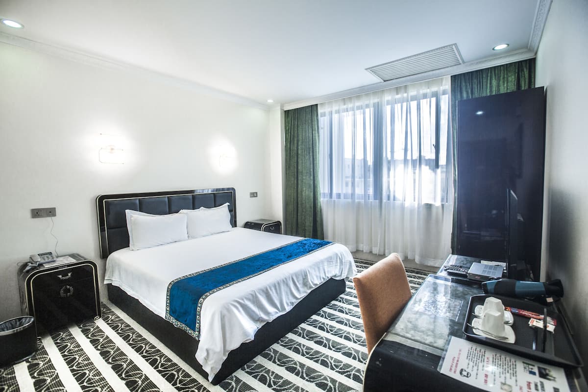 Standaard kamer, 1 kingsize bed | Een kluis op de kamer, verduisterende gordijnen, geluiddichte muren