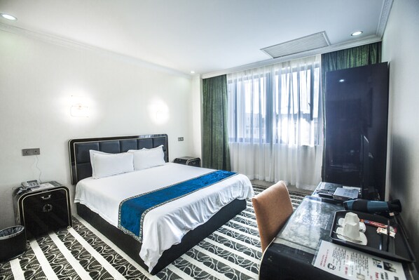 Standard Room, 1 Katil Raja (King) | Peti besi dalam bilik, langsir/tirai gelap terus, kalis bunyi