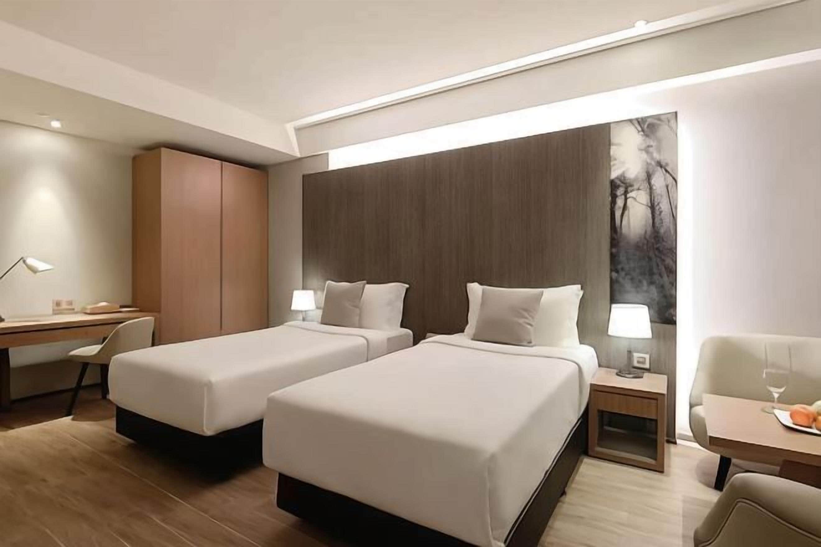 Ropa de cama de alta calidad, edredones de plumas, minibar y caja fuerte