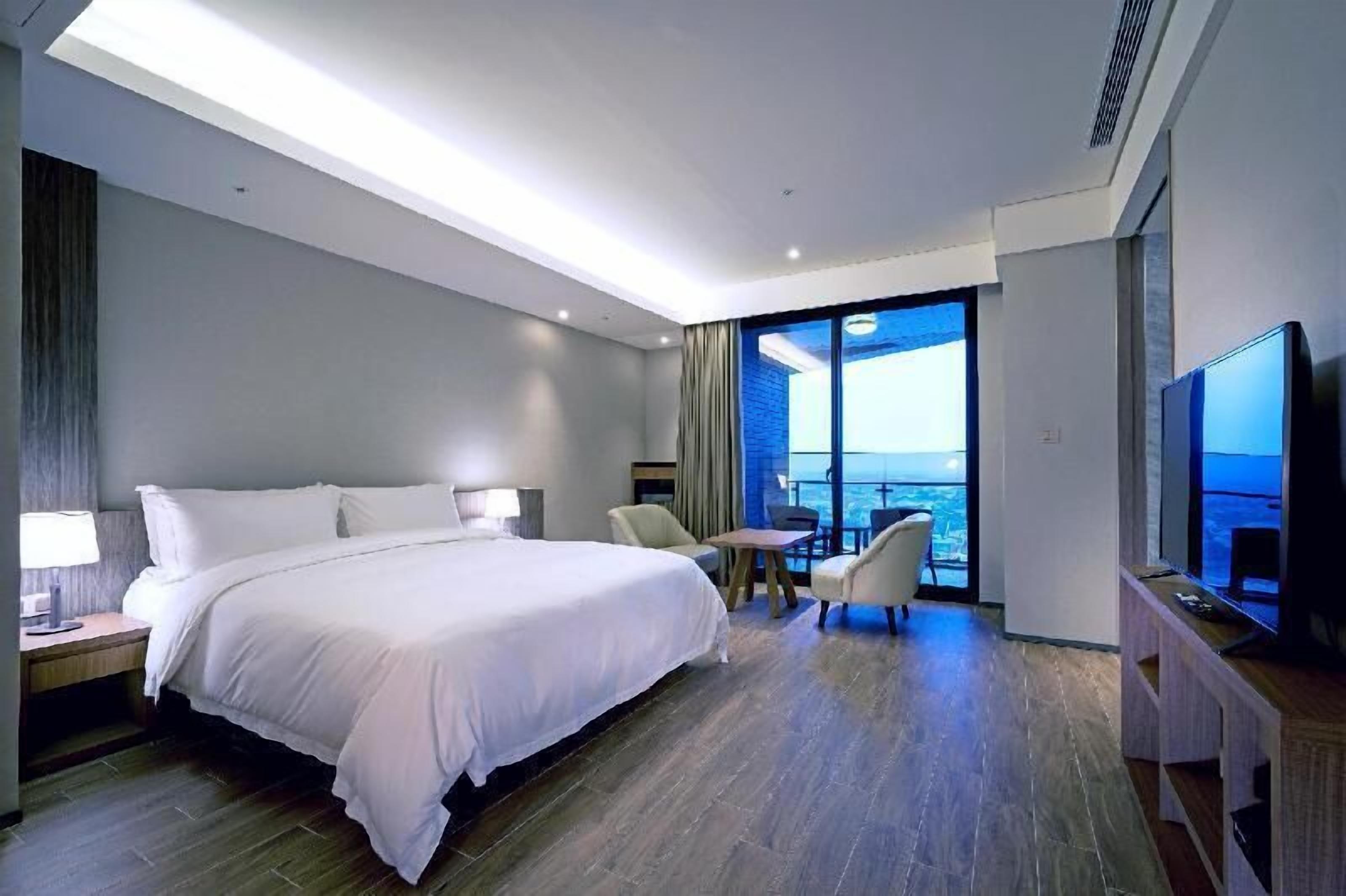 Ropa de cama de alta calidad, cubrecamas y minibar 