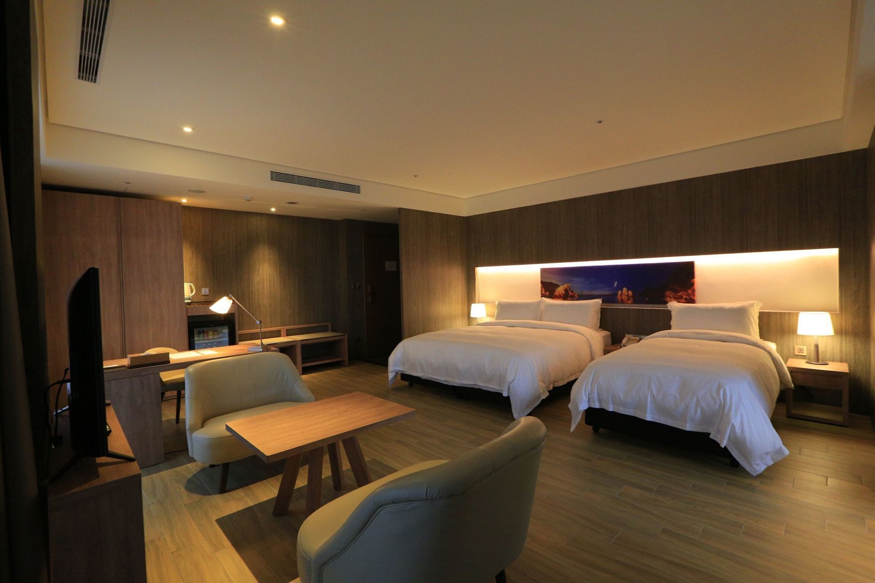 Ropa de cama de alta calidad, cubrecamas y minibar 