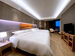 Habitación cuádruple Grand | Ropa de cama de alta calidad, edredones de plumas, minibar y caja fuerte