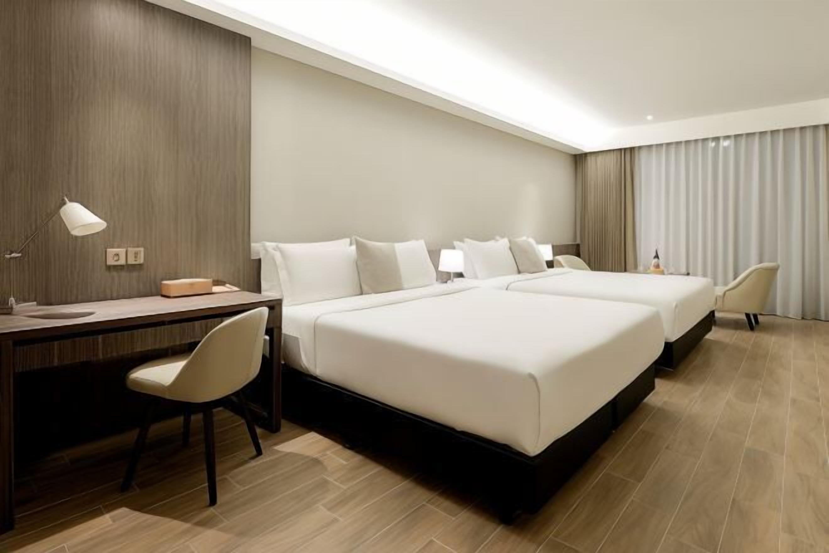 Ropa de cama de alta calidad, edredones de plumas, minibar y caja fuerte