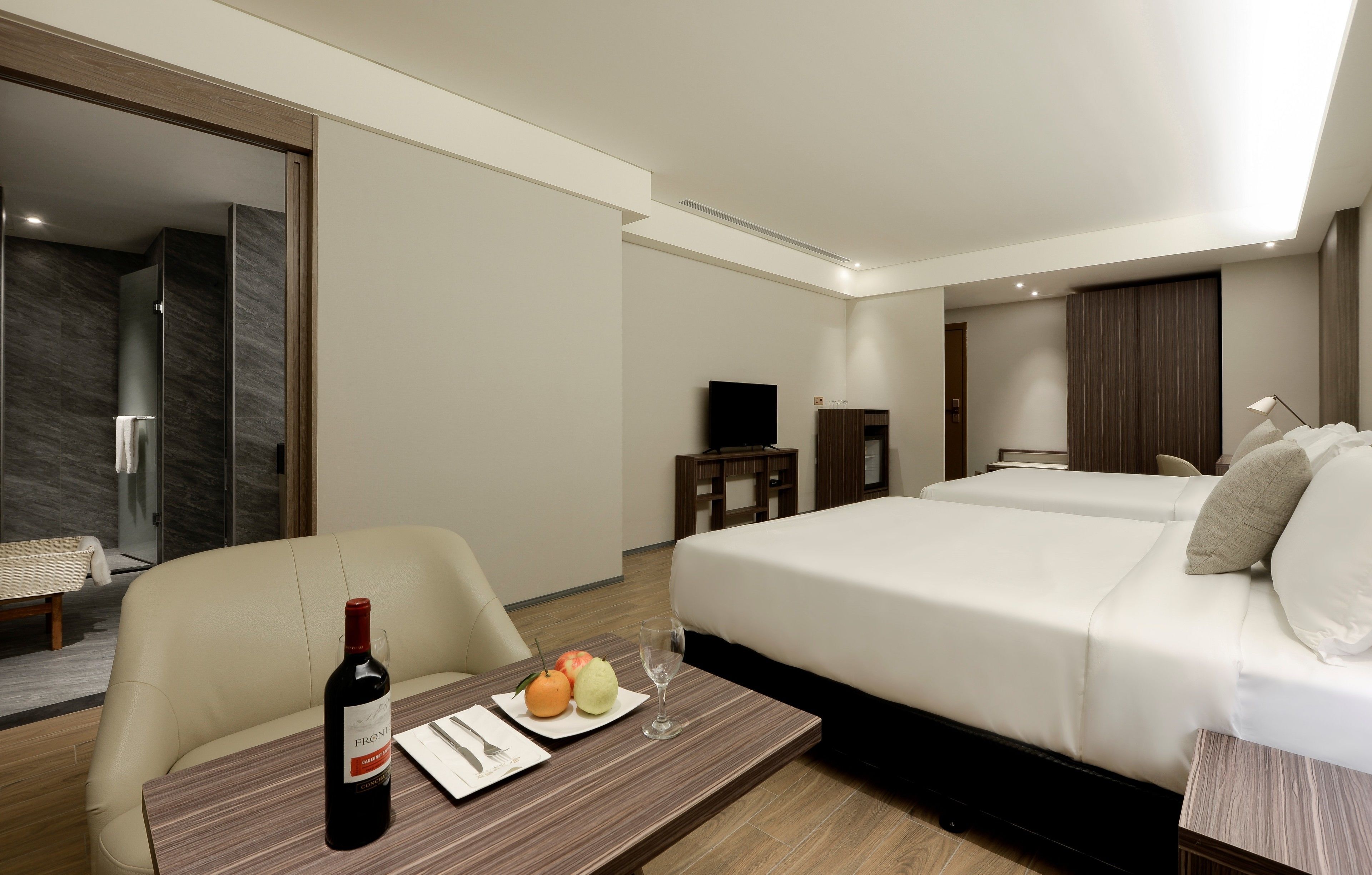 Ropa de cama de alta calidad, cubrecamas y minibar 