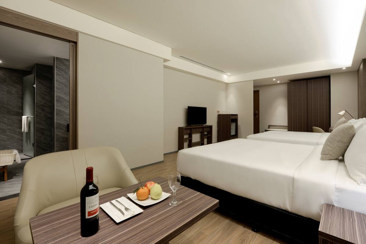 Ropa de cama de alta calidad, cubrecamas y minibar