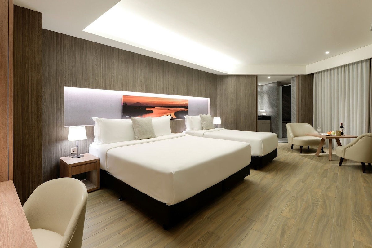 Premium bedding, down duvets, minibar, in-room safe