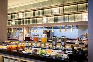 Daily buffet breakfast (TWD 770 per person)