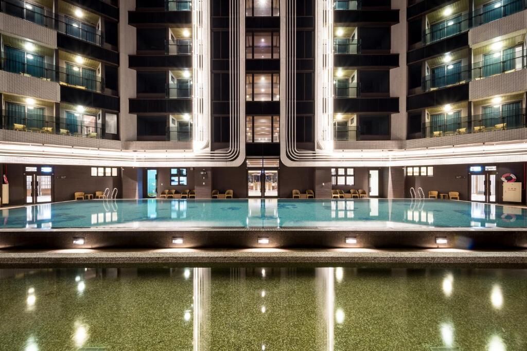 Una piscina al aire libre