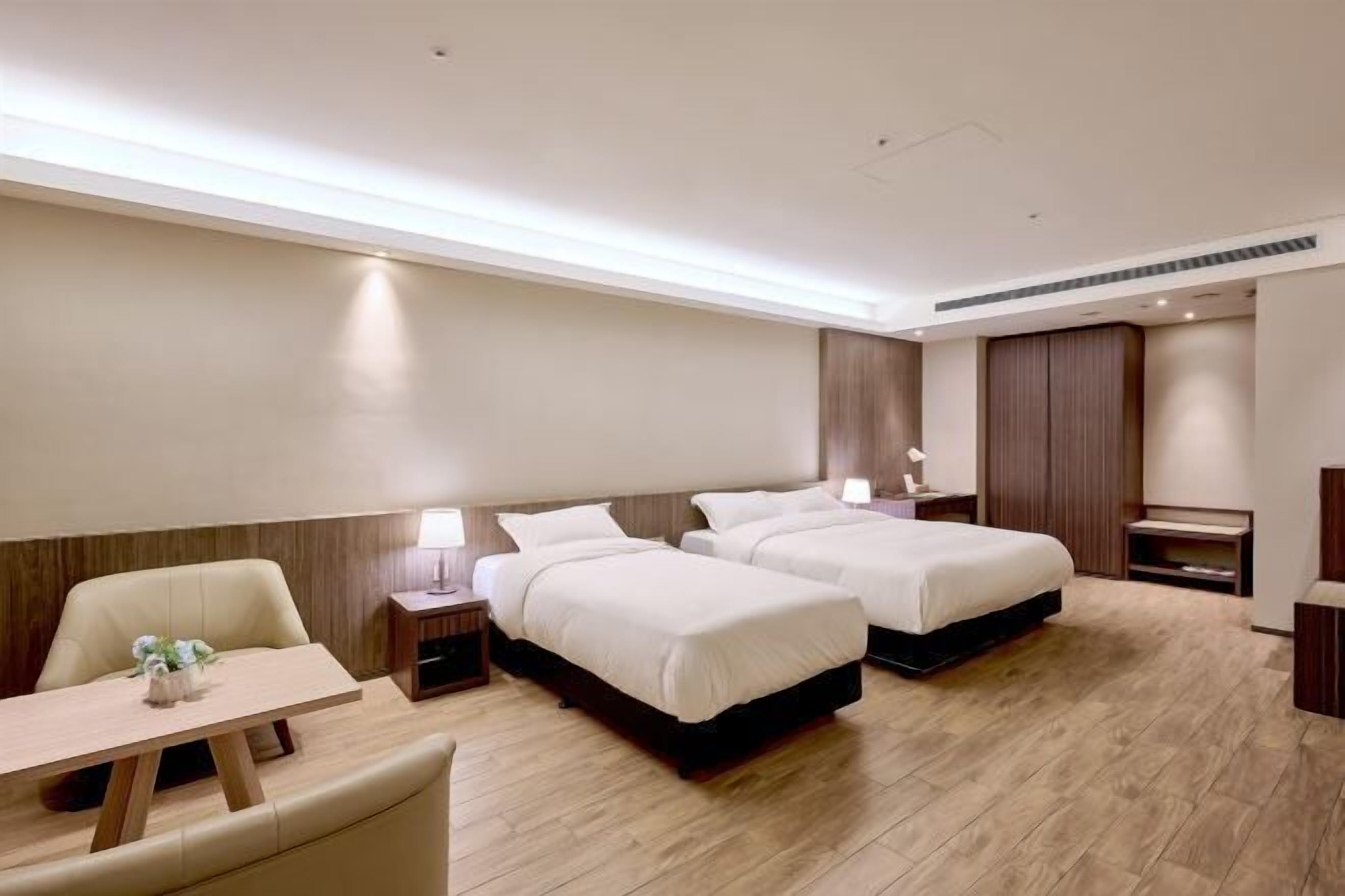 Ropa de cama de alta calidad, edredones de plumas, minibar y caja fuerte