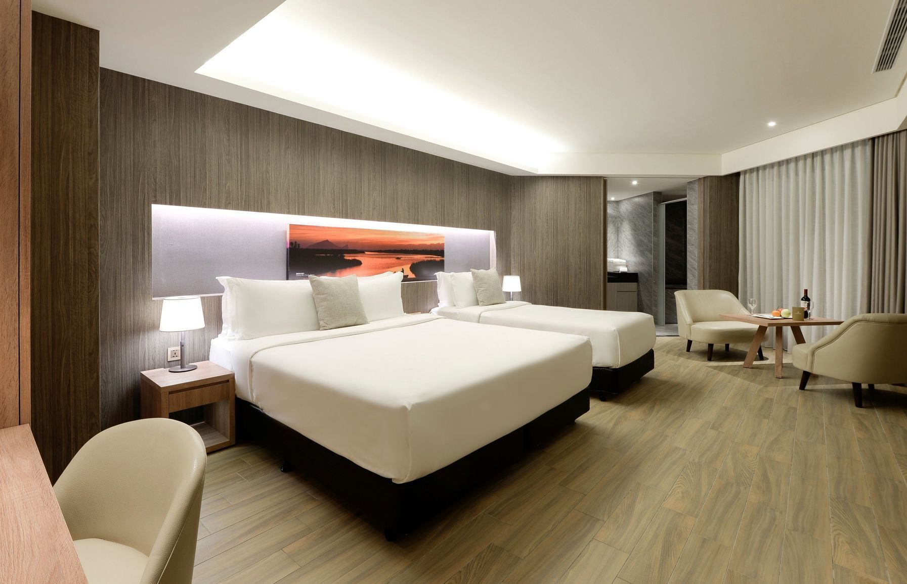 Ropa de cama de alta calidad, cubrecamas y minibar 