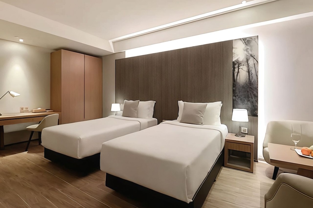 Premium bedding, down duvets, minibar, in-room safe