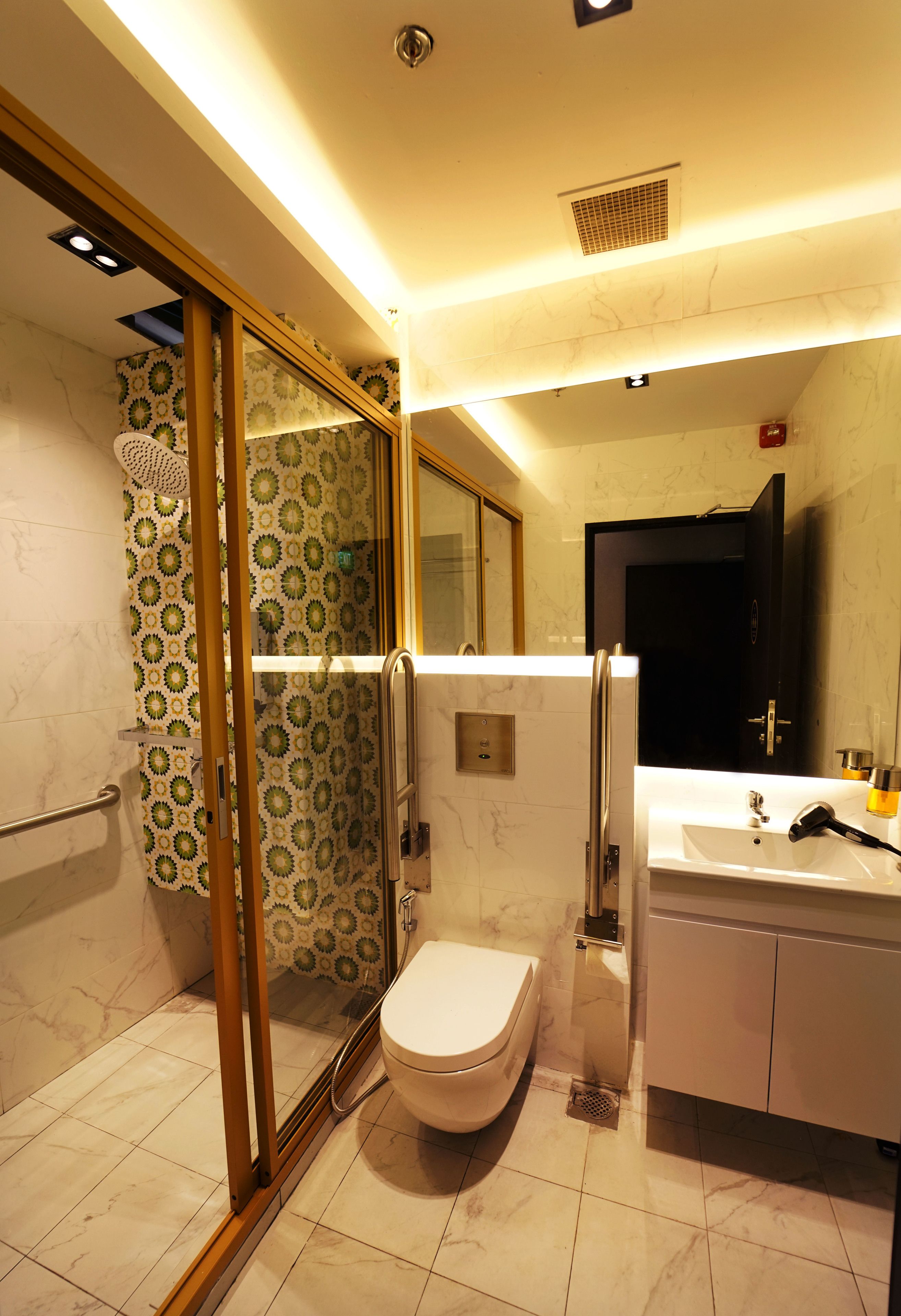 Kamer (Private Room with 2 Queen Capsule) | Badkamer | Een douche, een regendouche, gratis toiletartikelen, een haardroger