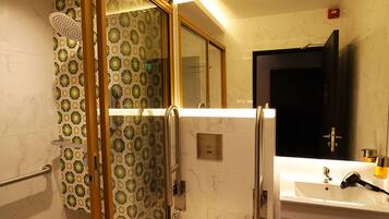 Habitación (Private Room with 2 Queen Capsule) | Baño | Regadera, regadera tipo lluvia, amenidades de baño gratuitas