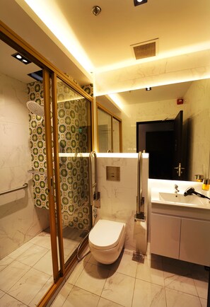 客房 (Private Room with 2 Queen Capsule) | 浴室 | 淋浴设施、大花洒淋浴喷头、免费洗浴用品、吹风机