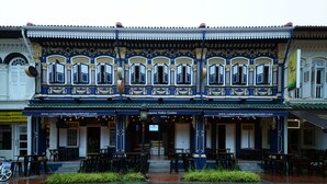 A traditional building with a covered entrance and outdoor seating area. - CUBE Boutique Capsule Hotel @ Kampong Glam (Singapore)