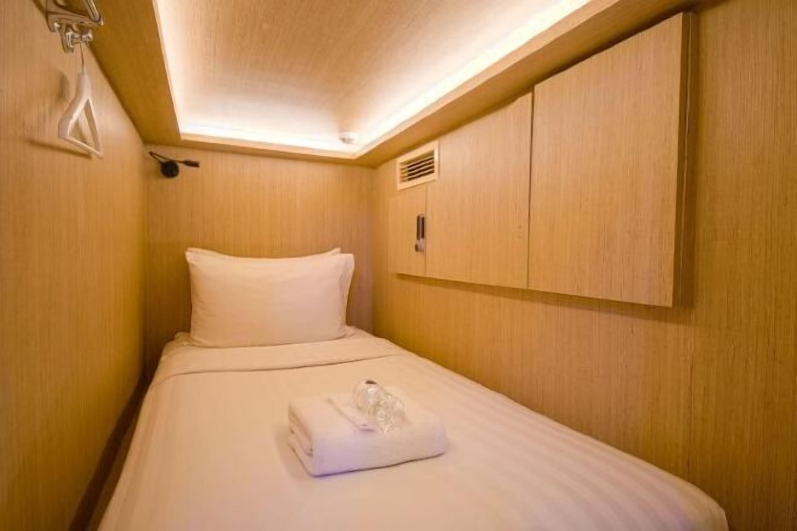 Schreibtisch, laptopgeeigneter Arbeitsplatz, schallisolierte Zimmer