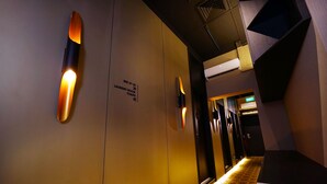 A hotel corridor with a sign indicating bed availability and a laundry room. - CUBE Boutique Capsule Hotel @ Kampong Glam (Singapore)