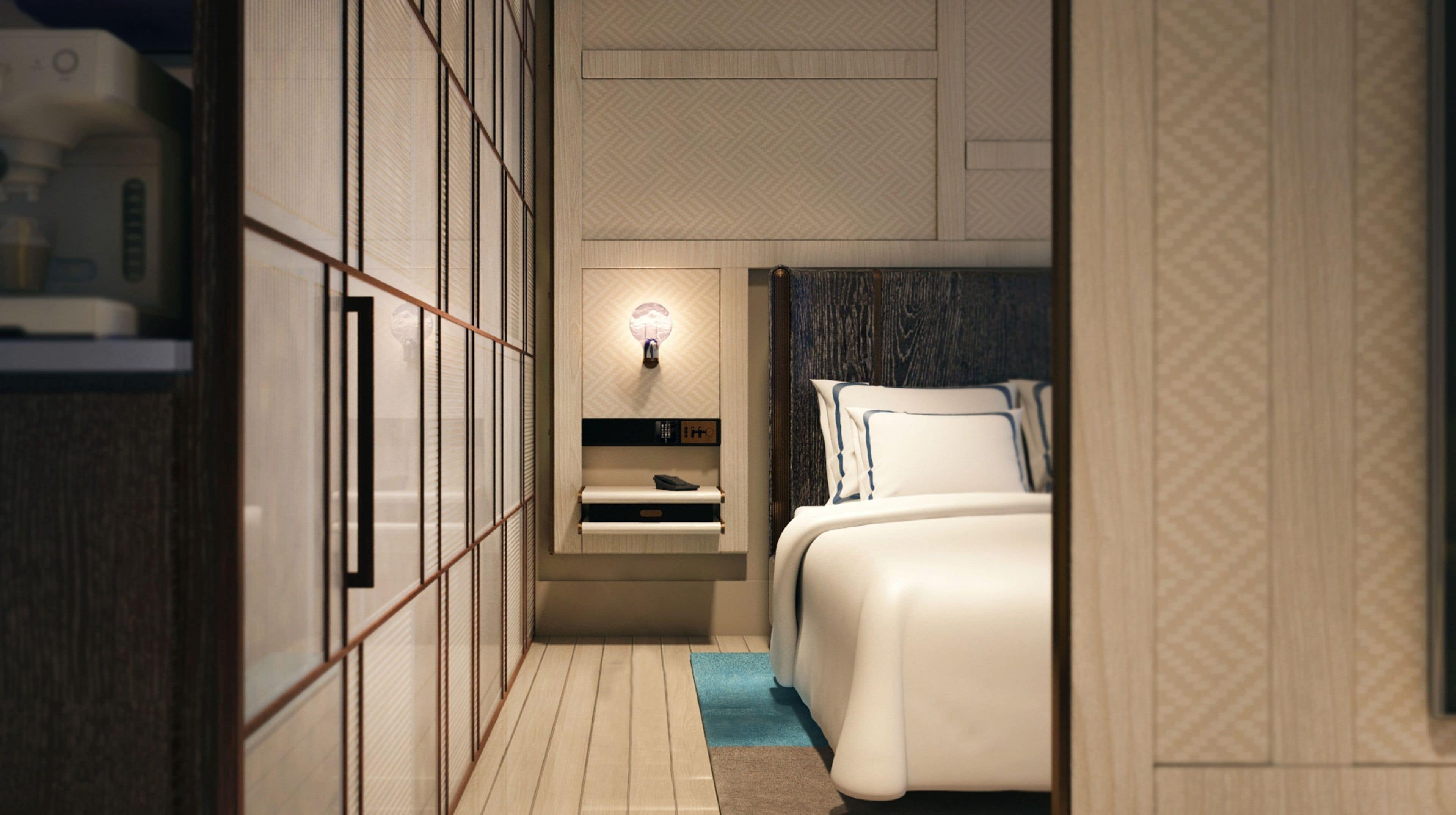 Habitación de hotel pequeña con cama, mesita de noche y lámpara fijada a la pared.