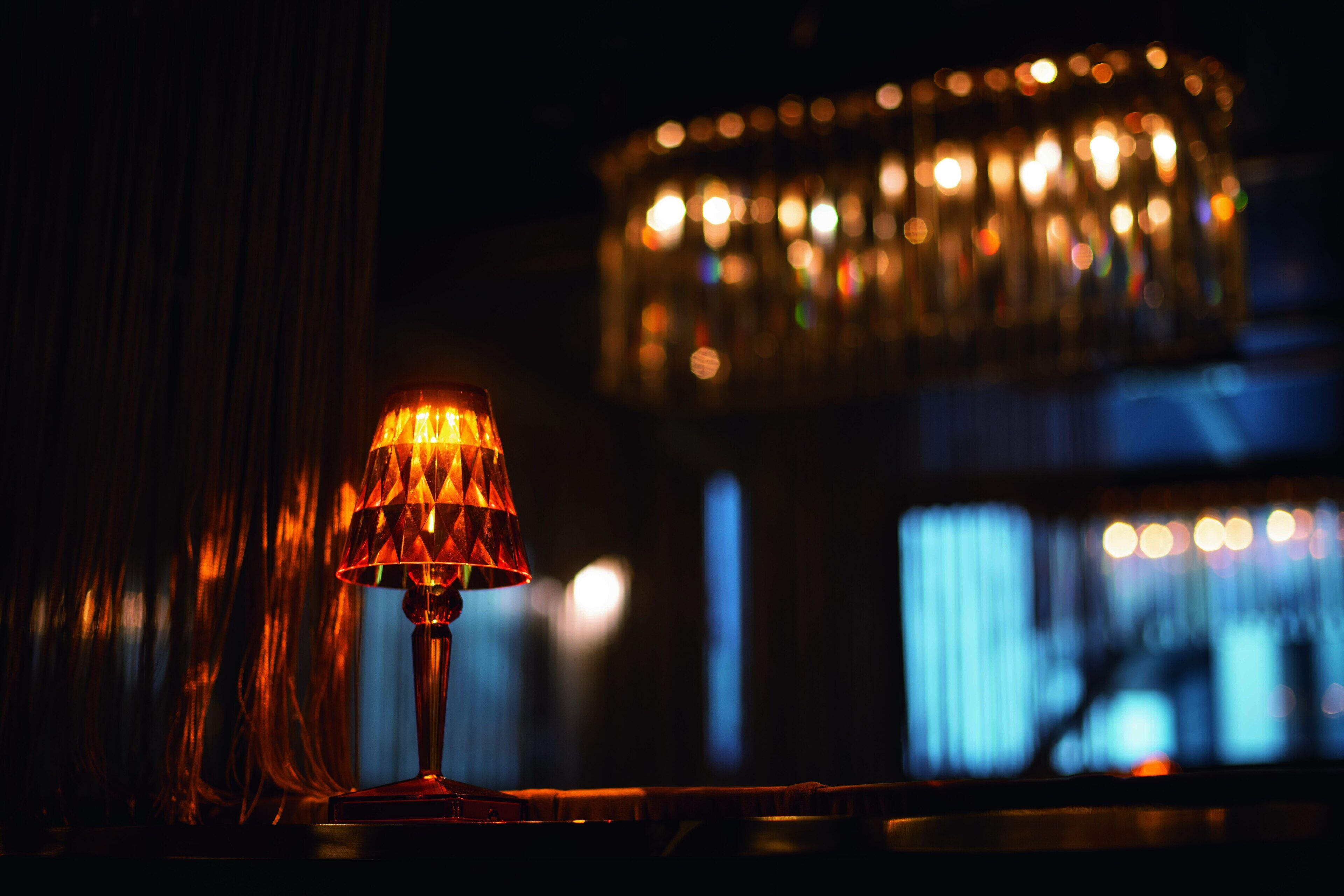 Un candelabro con múltiples luces en una habitación con poca luz.