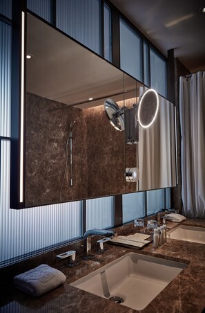 Executive Suite | Bathroom sink - The Emperor Hotel (Hong Kong)