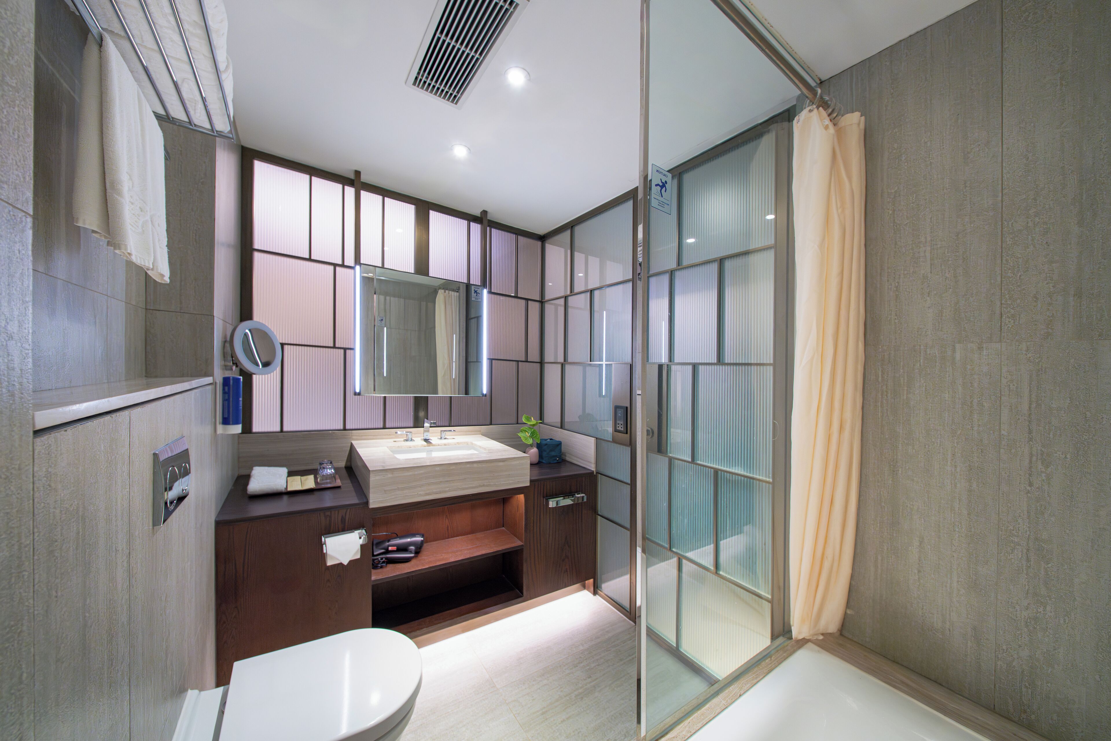executive corner room | bathroom | shower, free toiletries, hair dryer, slippers