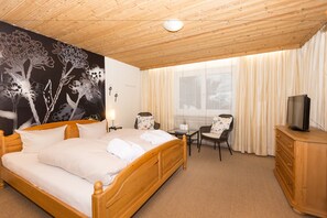 ห้องคอมฟอร์ทดับเบิล, ระเบียง | เปล/เตียงเด็กอ่อน, Wi-Fi ฟรี, ผ้าปูที่นอน