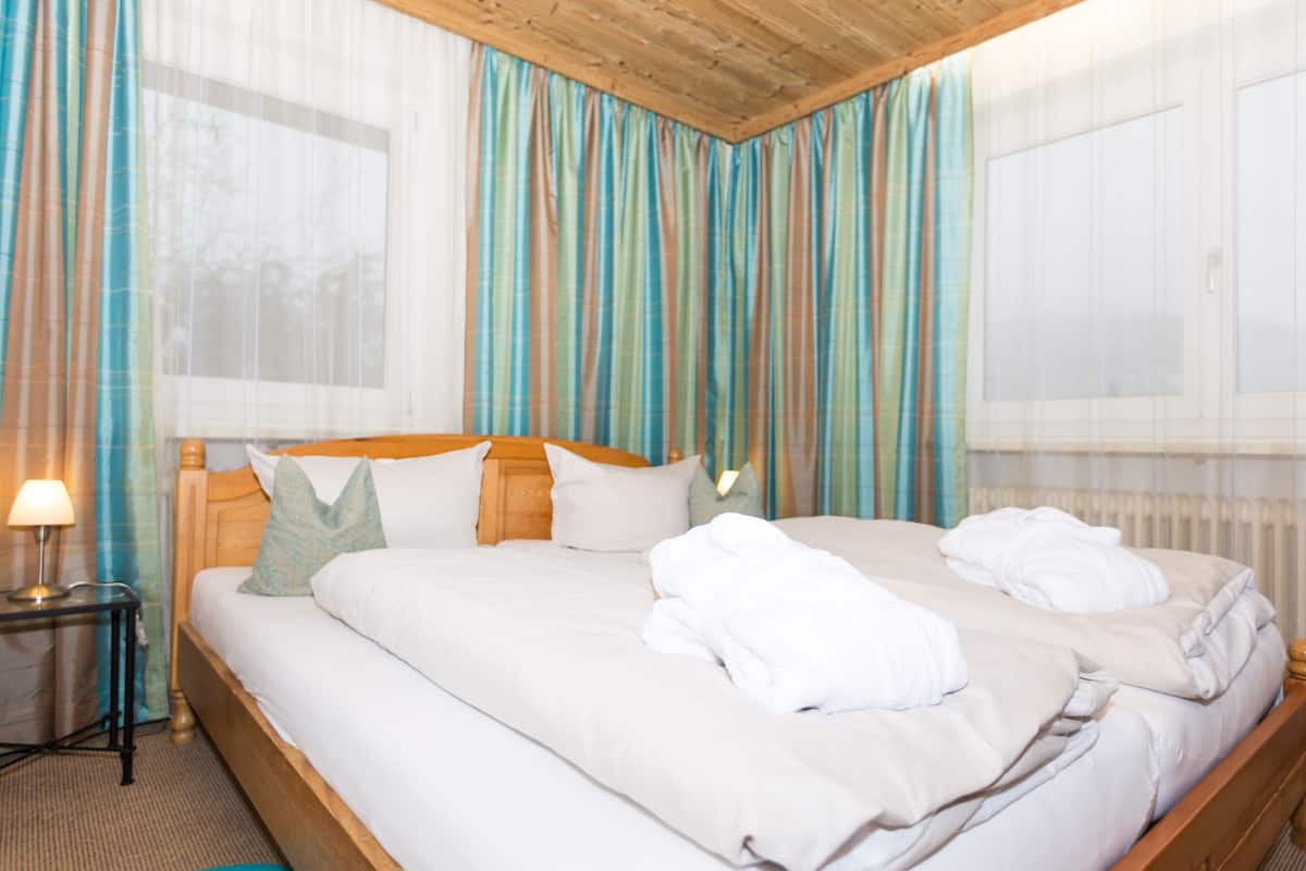 Habitación familiar, 2 habitaciones, balcón | 1 habitación, cunas, wifi gratis y ropa de cama