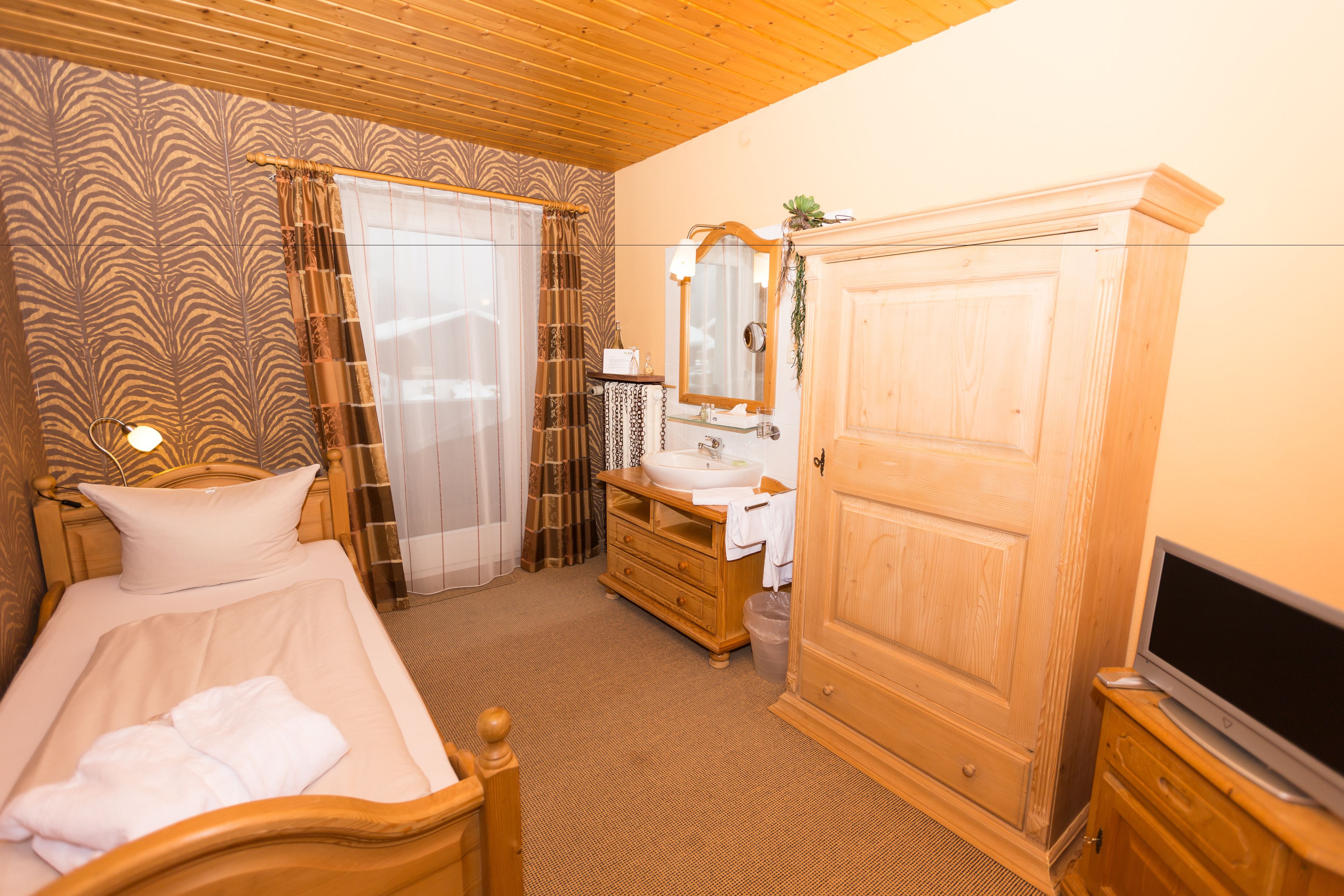 economy single room (shared toilet, no shower) | 1 bedroom, cots/infant beds, free wifi, bed sheets